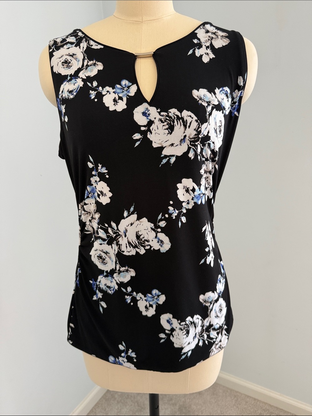 White House Black Market Black Floral Keyhole Blouse SZM